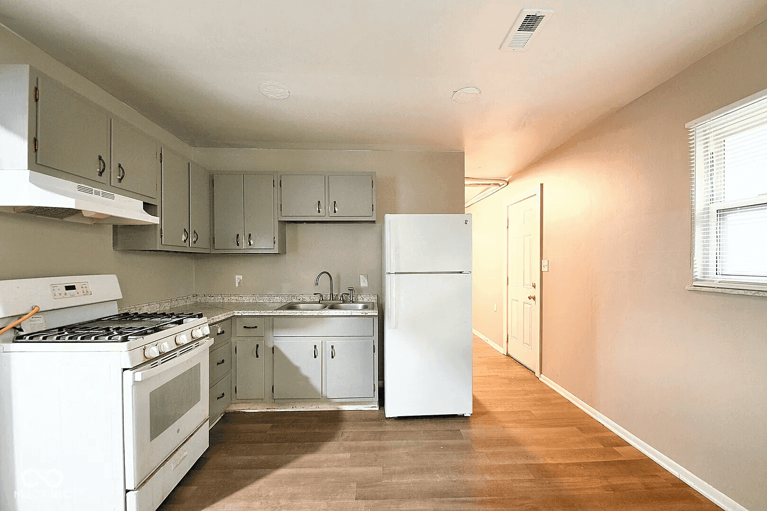 2943 Hillside Ave property photo 2