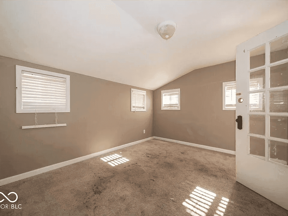 3729- 3731 Caroline Ave property photo 4