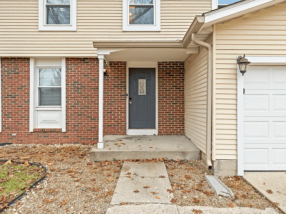 2921 N Sheffield Dr property photo 2