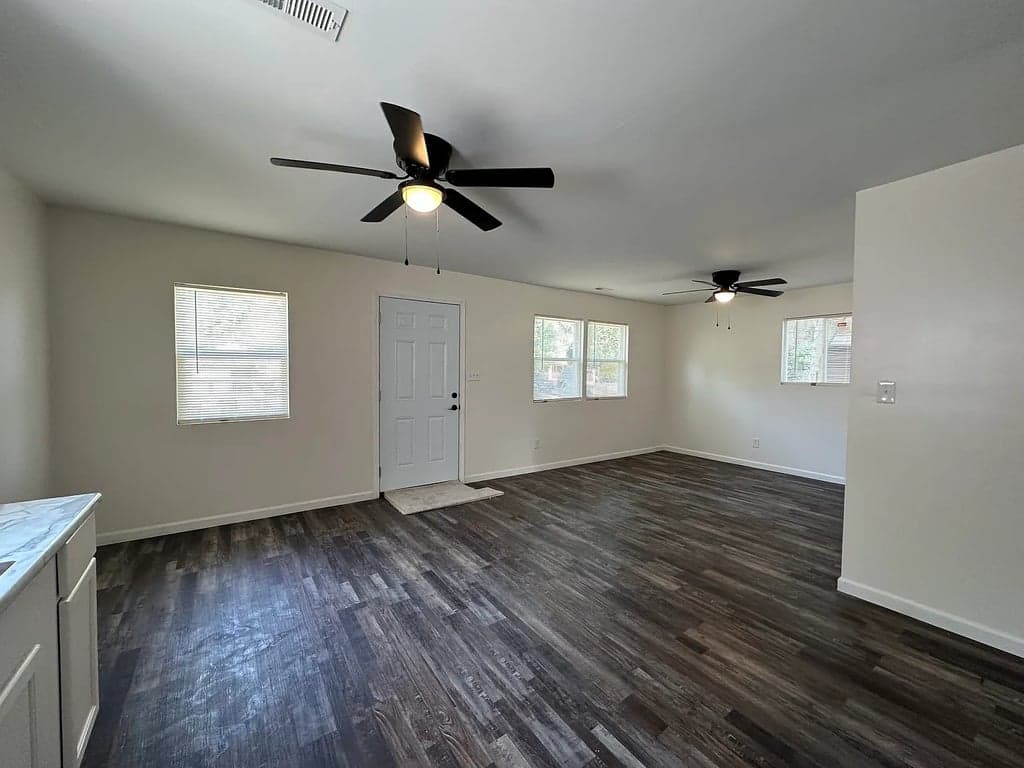 2833 Draper St property photo 3