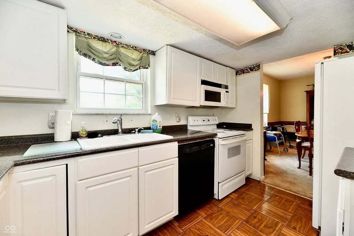 1102 Fox Hill Dr property photo 3