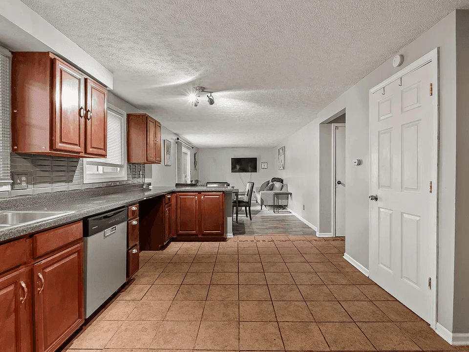 2921 N Sheffield Dr property photo 4