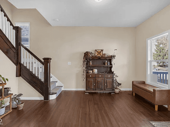 1414 Leonard St property photo 2