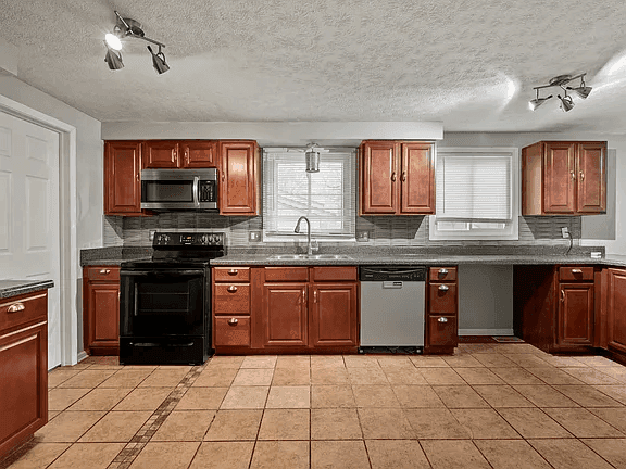 2921 N Sheffield Dr property photo 3