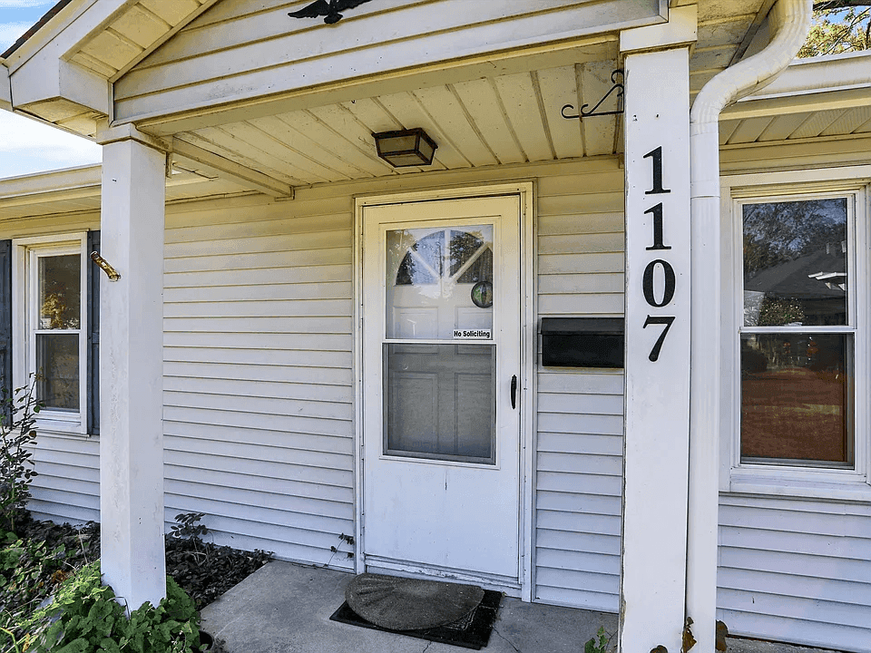 1107 W Royal St property photo 3