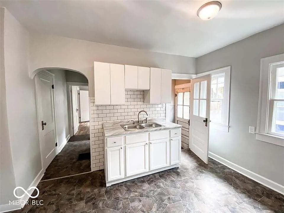 813-815 N Denny St property photo 2