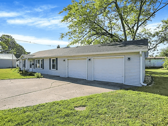 1107 W Royal St property photo 2