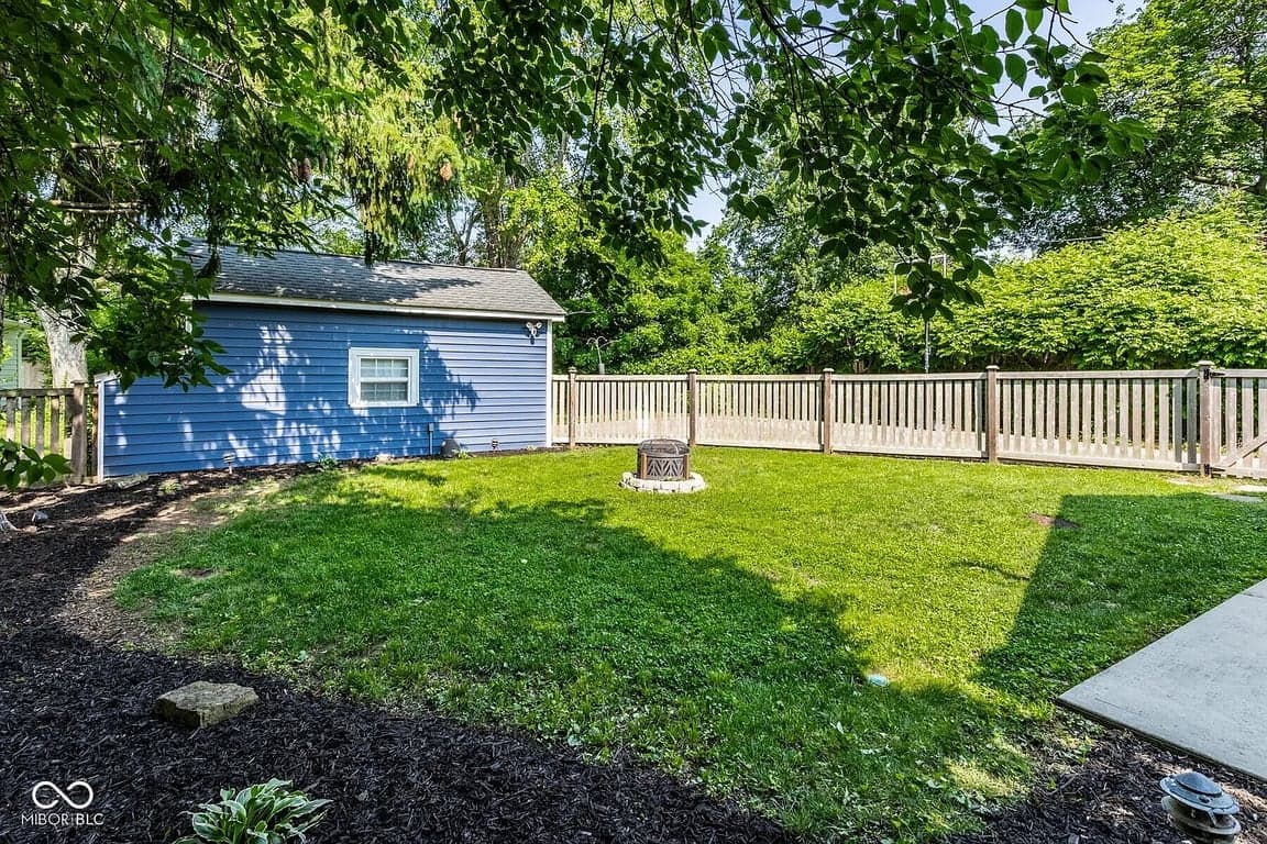 6264 Central Ave property photo 3