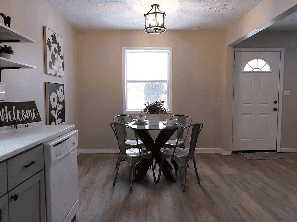 320 S Roena St property photo 4