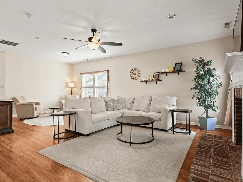 5920 Independence Ave property photo 4