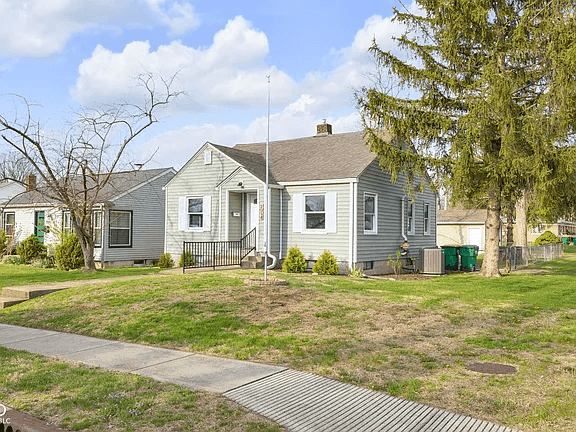 2054 Gerrard Ave property photo 2