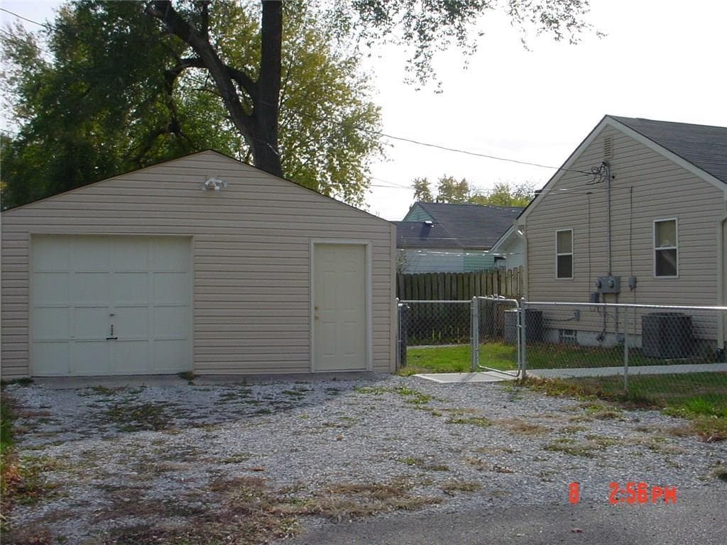 1461 N Chester Ave property photo 2