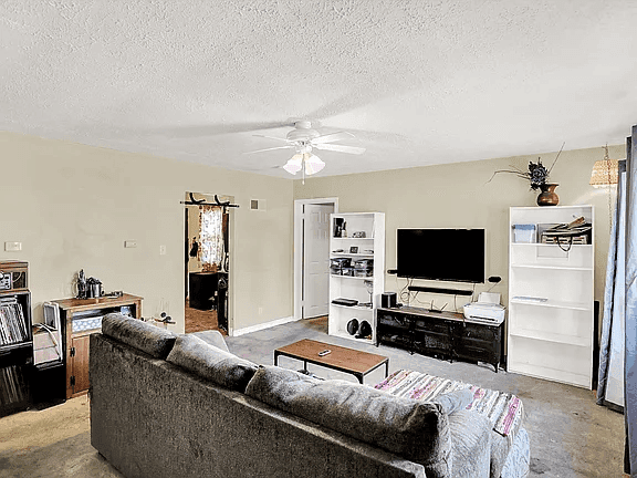 1107 W Royal St property photo 4
