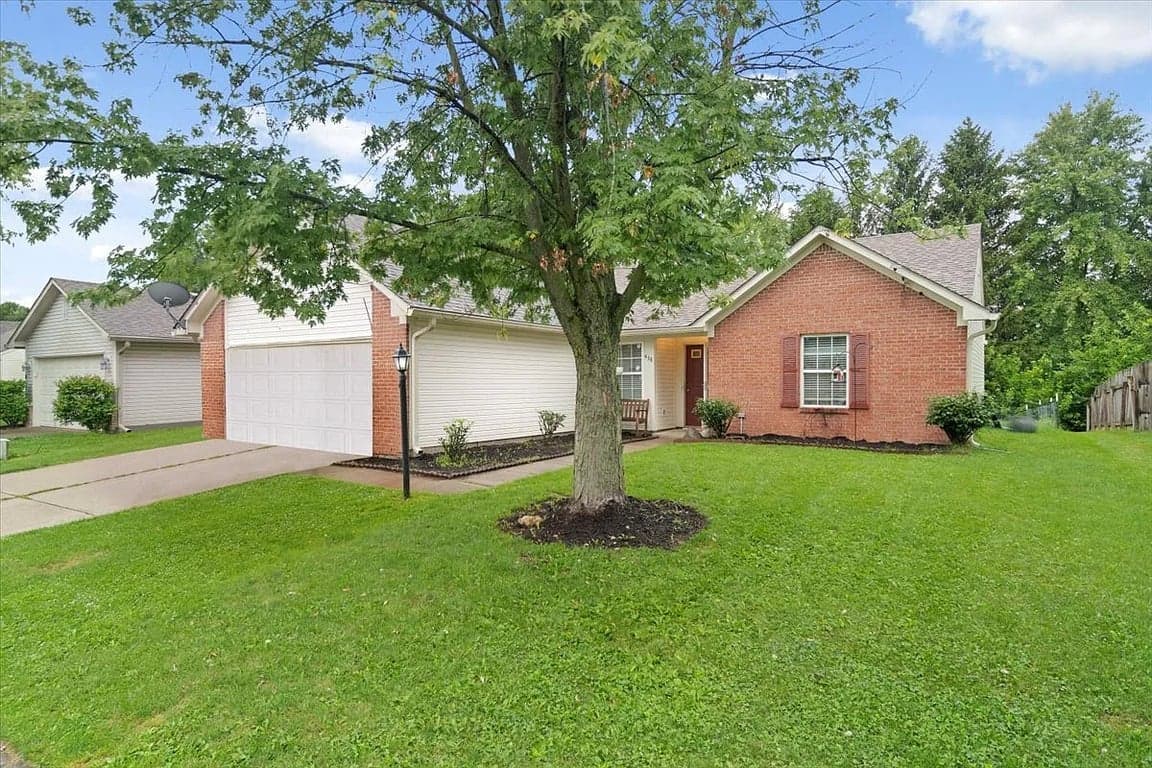 438 E Pine Ridge Dr in Westfield
