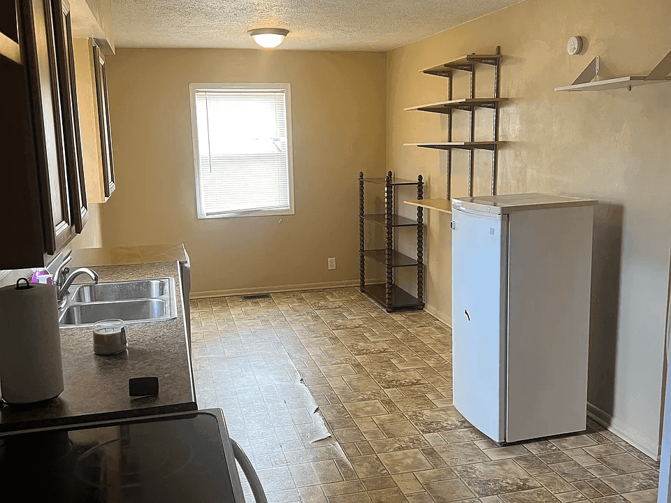 320 S Roena St property photo 3